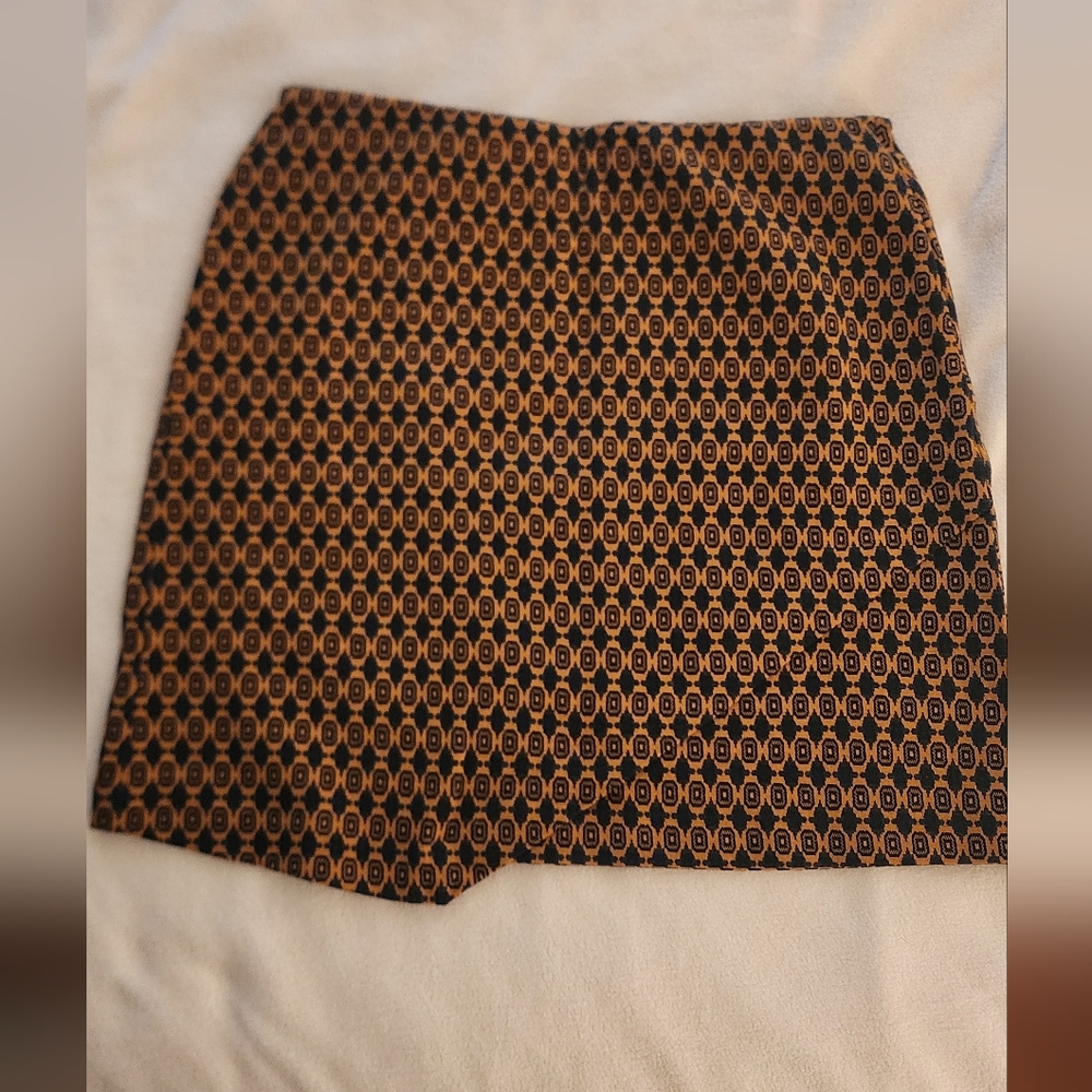 Cabi. Geometric Patterned Black and Gold Skirt. Size Medium